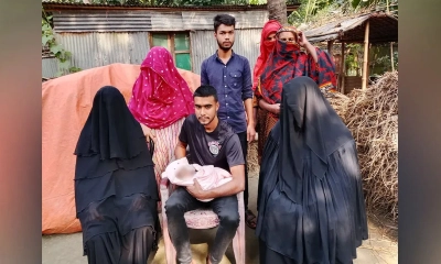 কুড়িয়ে পাওয়া নবজাতকের সঙ্গে শাহজালালের পরিবার।  ছবি- সংগৃহীত