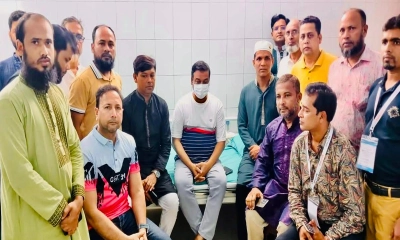সাংবাদিক কাদের গনিকে দেখতে হাসপাতালে যান বিভিন্ন পেশাজীবী নেতৃবৃন্দ।  ছবি- রূপালী বাংলাদেশ