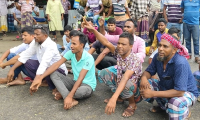 চাঁদাবাজির প্রতিবাদে লালমনিরহাট-বুড়িমারী মহাসড়ক অবরোধস