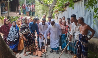 মন্দিরের রাস্তা পরিদর্শনে করেন উপজেলা নির্বাহী কর্মকর্তা (ইউএনও) ব্যারিস্টার সজিব আহমেদ।  ছবি- রূপালী বাংলাদেশ