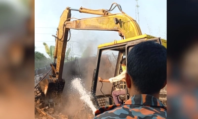 কয়লা চুল্লির ভেকু দিয়ে গুঁড়িয়ে দেওয়া হয়। ছবি- রূপালী বাংলাদেশ