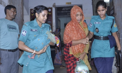 আদালতে মা শাহাজাদী ও তার ১১ দিন বয়সী নবজাতক।  ছবি- সংগৃহীত