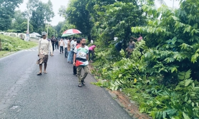 খাগড়াছড়িতে মহাসড়কের ঝুঁকি কমাতে জঙ্গল পরিষ্কার করলো যুবদল