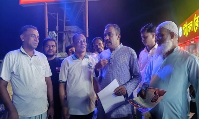 লিফলেট বিতরণকালে কথা বলেন খোরশেদুল আলম। ছবি- রূপালী বাংলাদেশ