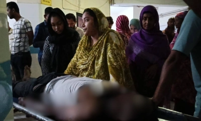 ইমরান মুন্সীর মরদেহ ঘিরে স্বজনরা। ছবি- রূপালী বাংলাদেশ