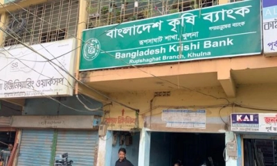 রূপসায় কৃষি ব্যাংকের টাকা লুট। ছবি- রূপালী বাংলাদেশ