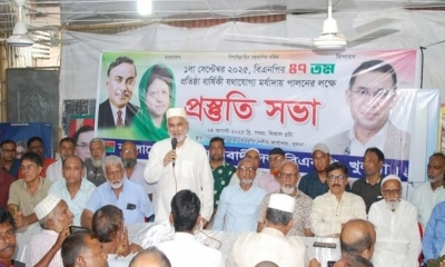 বক্তব্য দেন খুলনা মহানগর বিএনপির সাবেক সভাপতি ও খুলনা-২ আসনের সাবেক সংসদ সদস্য নজরুল ইসলাম মঞ্জু।  ছবি- রূপালী বাংলাদেশ