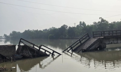 খুলনায় উলুবুনিয়া নদীর ওপর নির্মিত একটি ব্রিজ ভেঙে খালে পড়েছে। ছবি- রূপালী বাংলাদেশ