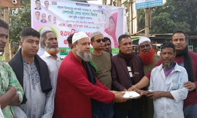 খালেদা জিয়ার সুস্থতা কামনায় অসহায়দের মাঝে বিএনপি নেতার খাবার বিতরণ