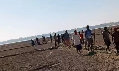 লাঠি-সোঁটা নিয়ে সেচ প্রকল্প দখল নিতে আসেন বিএনপি নেতা খালেক মিয়া ও তার দলবল। ছবি- রূপালী বাংলাদেশ