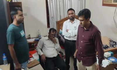 পালানোর সময় ১৭ বিয়ে করা সেই সরকারি কর্মকর্তা আটক