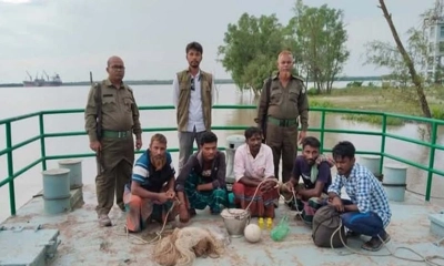 সুন্দরবনে পৃথক অভিযানে ৫ জন আটক