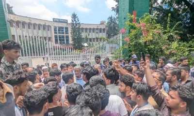 কুমিল্লা শিক্ষাবোর্ডের মূল ফটক বন্ধ করে শিক্ষার্থীদের বিক্ষোভ, পরীক্ষা স্থগিতের দাবি