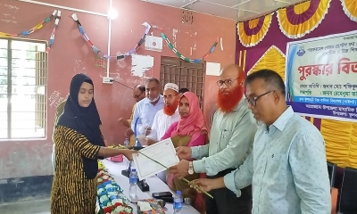 ফুলবাড়ীতে শিক্ষার্থীদের মাঝে পুরস্কার বিতরণ
