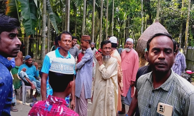স্কুল ছাত্রীর মৃত্যুতে এলাকায় শোক। ছবি- রূপালী বাংলাদেশ