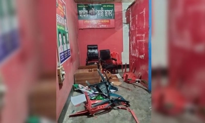 ভেড়ামারায় জাতীয় পার্টির অফিস ভাঙচুর।   ছবি - সংগৃহীত