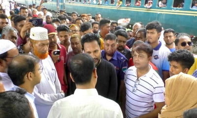 কুমারখালী রেল স্টেশনে যাত্রাবিরতির দাবিতে বিক্ষোভ