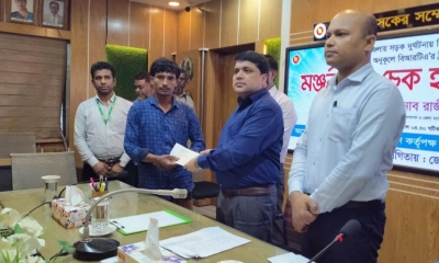 লক্ষ্মীপুরে সড়ক দুর্ঘটনায় নিহত-আহত পরিবারের মাঝে অনুদানের চেক হস্তান্তর
