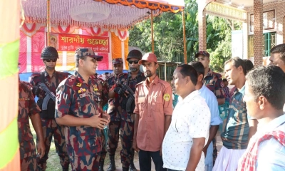 দুড়াকুটি দক্ষিণপাড়া দুর্গামন্দির পরিদর্শনে ১৫ বিজিবির অধিনায়ক মেজর মেহেদী ইমাম। ছবি- রূপালী বাংলাদেশ