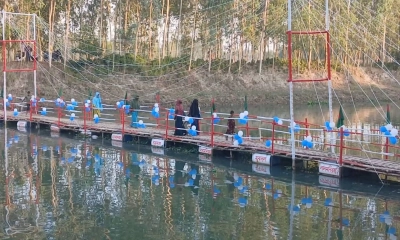 সতী নদীর ওপর যুবদলের স্বেচ্ছাশ্রমে নির্মিত ভাসমান সেতুটির উপর দিয়ে চলাচল মানুষজন। ছবি- রূপালী বাংলাদেশ