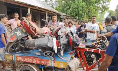 হাতীবান্ধায় দুই মোটরসাইকেলের মুখোমুখি সংঘর্ষ। ছবি- রূপালী বাংলাদেশ