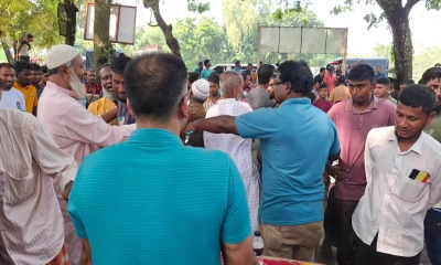 মসজিদ নিয়ে মুসল্লিদের দ্বন্দ্ব। ছবি- রূপালী বাংলাদেশ