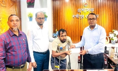বিশ্বজিতের হাতে ১ লাখ টাকা তুলে দেন লক্ষ্মীপুর পৌরসভার প্রশাসক মো. জীবন উদ্দিন। ছবি- রূপালী বাংলাদেশ