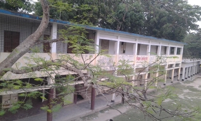 রামগঞ্জে বিদ্যালয় ঝুঁকিপূর্ণ ভবনে পাঠদান, আতঙ্কে শিক্ষক-শিক্ষার্থী-অভিভাবকরা