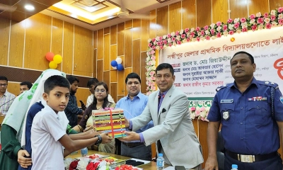 লক্ষ্মীপুরে ৩০০টি সরকারি প্রাথমিক বিদ্যালয়ের লাইব্রেরি কর্নার উদ্বোধন। ছবি- রূপালী বাংলাদেশ