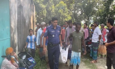 ঘটনাস্থল থেকে পুলিশ লাশ উদ্ধার করে হাসপাতালে নিয়ে আসে। ছবি- সংগৃহীত