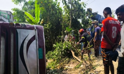 মাদারীপুরে নিয়ন্ত্রণ হারিয়ে বাস খাদে, পথচারী নারী নিহত