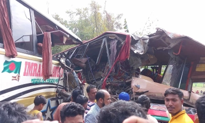 দুই বাসের মুখোমুখি সংঘর্ষে নিহত ২