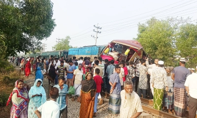 ট্রেন-বাস সংঘর্ষে নিহত ১২, দুই গেটম্যানের বিরুদ্ধে মামলা