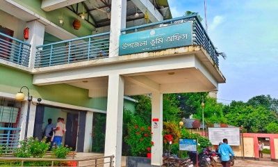 মান্দা উপজেলার ভূমি অফিস। ছবি- রূপালী বাংলাদেশ