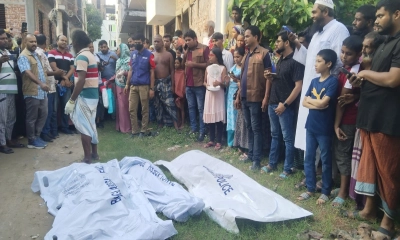 দুই সন্তান ও মায় শিখা আক্তারের মরদেহ দেখতে স্থানীয়দের ভীড়। ছবি- রূপালী বাংলাদেশ
