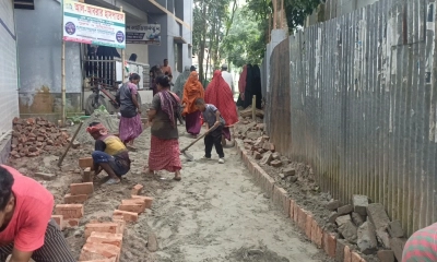 শিবালয়ে নিম্নমানের ইট দিয়ে রাস্তা নির্মাণের অভিযোগ, ক্ষুব্ধ এলাকাবাসী