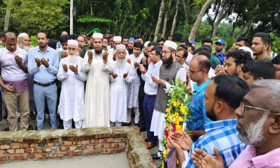 পুলিশের গুলিতে শহীদ রফিকের কবরে দোয়া মোনাজাত। ছবি-  রূপালী বাংলাদেশ