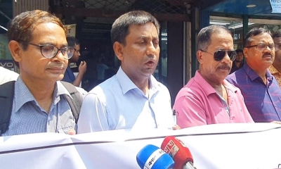 মানিকগঞ্জ প্রেসক্লাব প্রাঙ্গণে গাজীপুরে সাংবাদিক আসাদুজ্জামান তুহিন হত্যার প্রতিবাদে মানববন্ধনে। ছবি- রূপালী বাংলাদেশ
