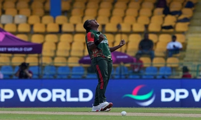 প্রথম ওভারেই মারুফার আঘাত