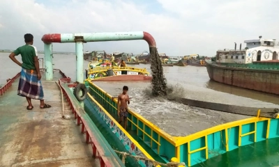 মেঘনার পাড় ঘেঁষে ড্রেজারে বালু উত্তোলন, হুমকিতে সেচ প্রকেল্পর বাঁধ