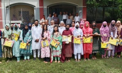 আলহাজ অ্যাড. মো. বোরহান উদ্দিন, শিক্ষক ও শিক্ষার্থীরা। ছবি- রূপালী বাংলাদেশ