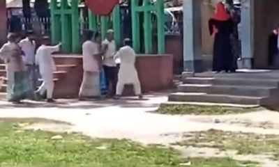 প্রধান শিক্ষক আনোয়ার হোসেন অধ্যক্ষ গোলাম মোহাম্মদকে ধাক্কাতে ধাক্কাতে প্রতিষ্ঠান থেকে বের করছেন।     ছবি- রূপালী বাংলাদেশ