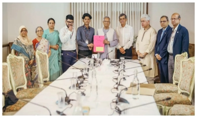 সাগর-রুনির সন্তান মেঘের হাতে প্লটের দলিল হস্তান্তর করলেন প্রধান উপদেষ্টা
