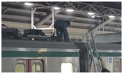 মেট্রোর ছাদে যাত্রী, রেল চলাচল বন্ধ
