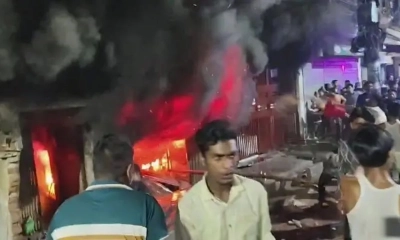 মধ্যরাতে মিরপুরের বেনারসি পল্লীতে ভয়াবহ আগুন