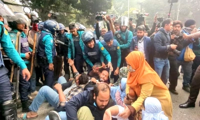 কারওয়ান বাজারে মোবাইল ব্যবসায়ীদের সঙ্গে পুলিশের ধাওয়া-পাল্টা ধাওয়া