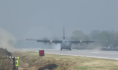 হঠাৎ মোদিকে নিয়ে মহাসড়কে নামল উড়োজাহাজ