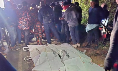 সড়ক দুর্ঘটনায় নিহতের মরদেহ ঘিরে স্থানীয়রা। ছবি- রূপালী বাংলাদেশ