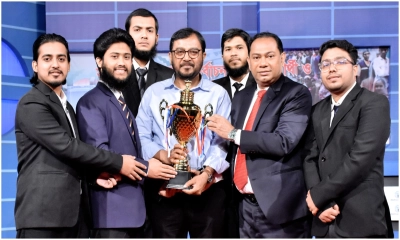 সুষ্ঠু নির্বাচনের জন্য নির্বাচন কমিশন, প্রার্থী ও ভোটারদের ভূমিকা নিয়ে আয়োজিত ছায়া সংসদে বিজয়ী দলের বিতার্কিকদের ট্রফি প্রদান করছেন এবি পার্টির চেয়ারম্যান মজিবুর রহমান মঞ্জু ও  ডিবেট ফর ডেমোক্রেসির চেয়ারম্যান হাসান আহমেদ চৌধুরী কিরণ। ছবি- রূপালী বাংলাদেশ