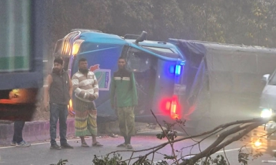 কাভার্ড ভ্যানের ধাক্কায় পুলিশের গাড়ি উল্টে আহত ২